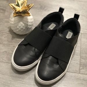 STEVE MADDEN Edison Banded Slipons